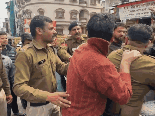 महाकाल पुलिस युवक को बाइक पर बैठाकर थाने ले जाती हुई।