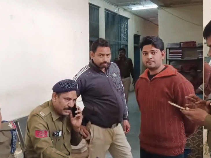 महाकाल थाने में युवक के बयान लेते हुए पुलिसकर्मी।