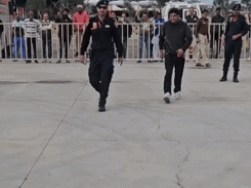 सुरक्षाबलों के साथ सीएम सैनी के हेलिकॉप्टर में बैठने जाता युवक।