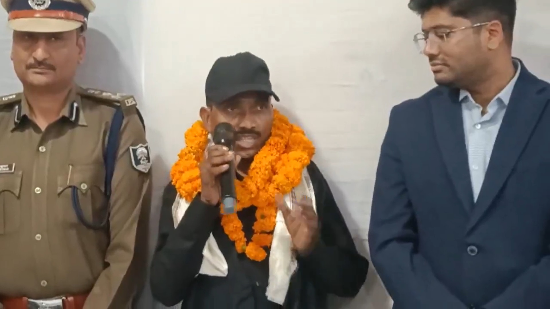 नक्सली सुरेश कोड़ा पर 3 लाख का इनाम था।