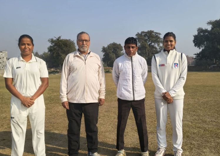 इंडियन अंडर-19 प्लेयर अर्चना राजपूत के साथ (दायें से आखिरी)।