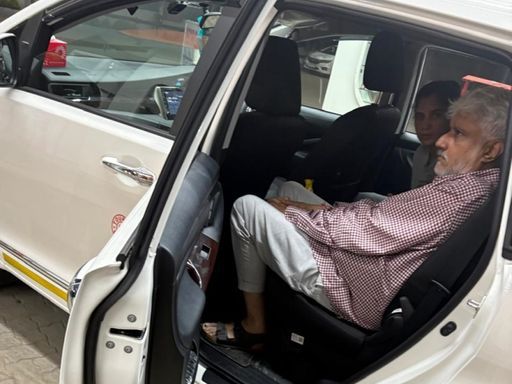 This photo is from 7th December. When a 6-member team of Udaipur DSP Chhagan Rajpurohit reached Mumbai and arrested Vikram Bhatt and his wife.