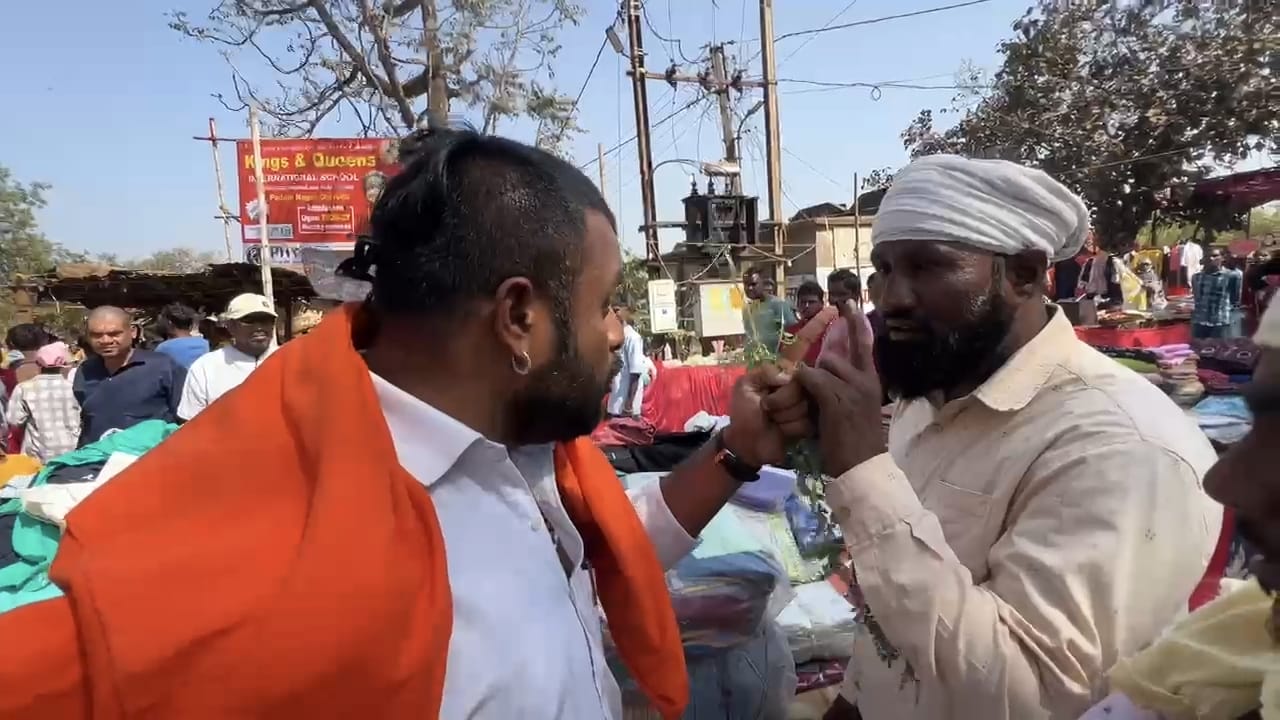 बजरंग दल ने मुस्लिम व्यापारियों को दी थी गालियां।