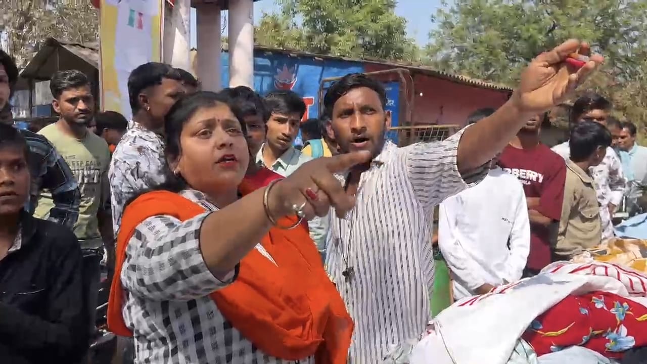 दुकानदारों से उनका धर्म पूछकर दुकानें बंद करवाने पहुंचे थे बजरंग दल कार्यकर्ता।