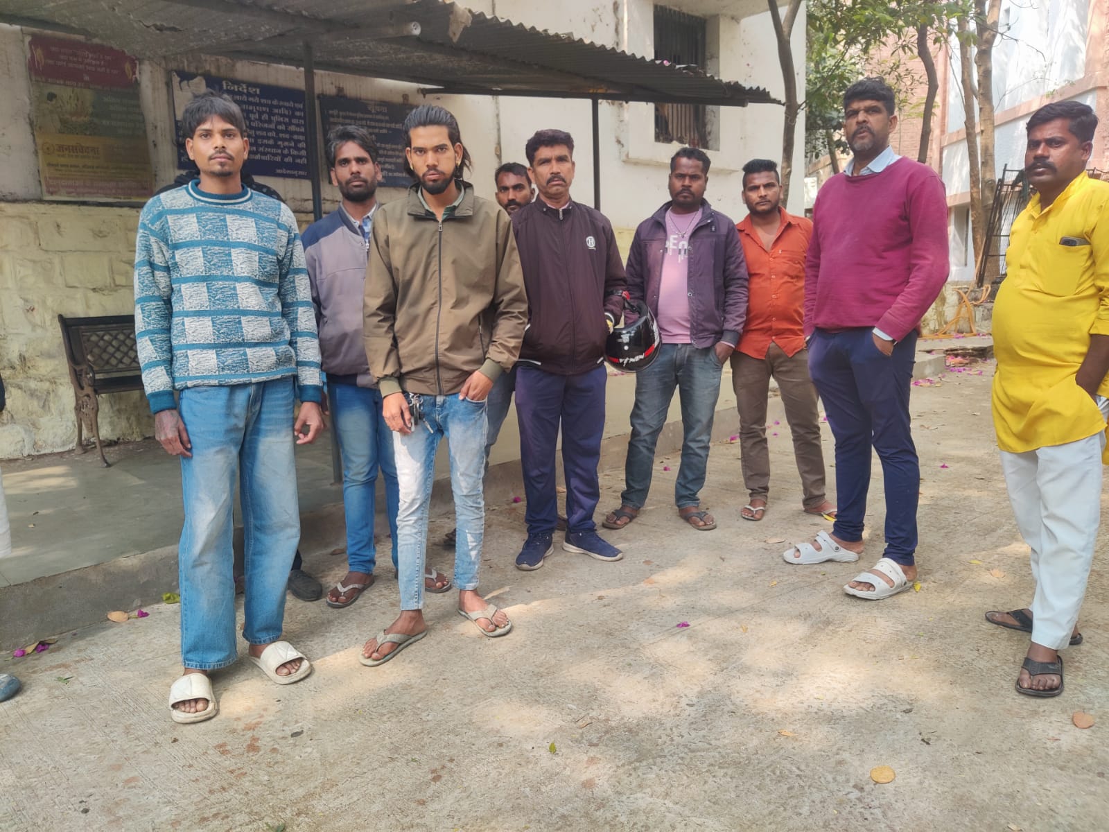 हमीदिया अस्पताल की मर्चुरी के बाहर खड़े पंकज के परिजन।