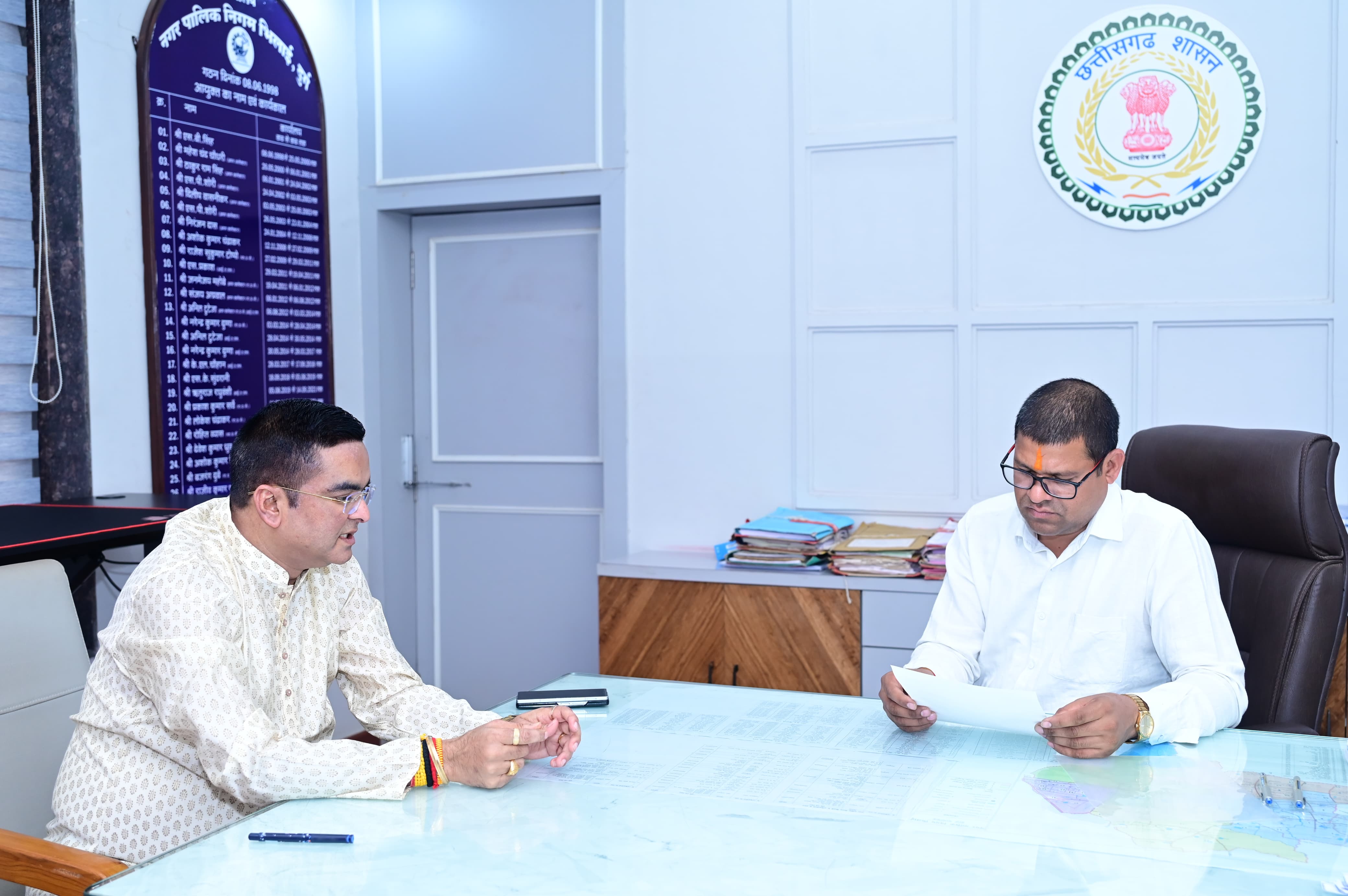 नगर निगम आयुक्त से विधायक रिकेश सेन ने की चर्चा।