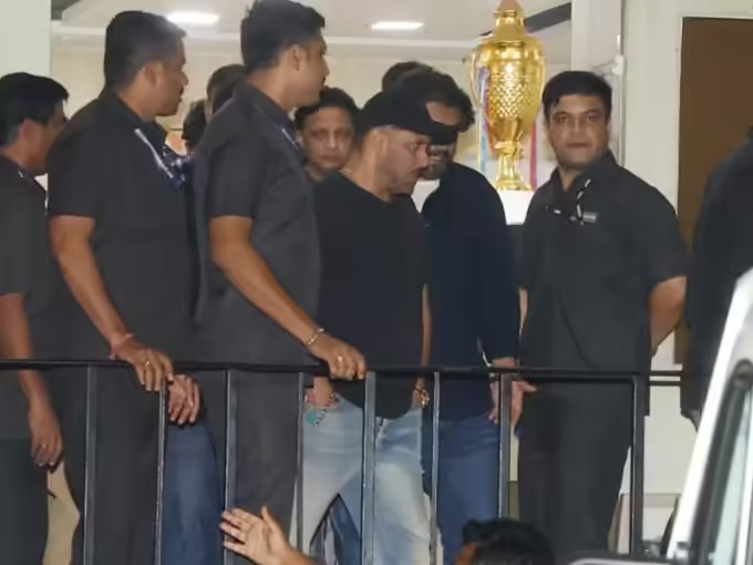 લીલાવતી હોસ્પિટલમાંથી નીકળતા સલમાન ખાન.