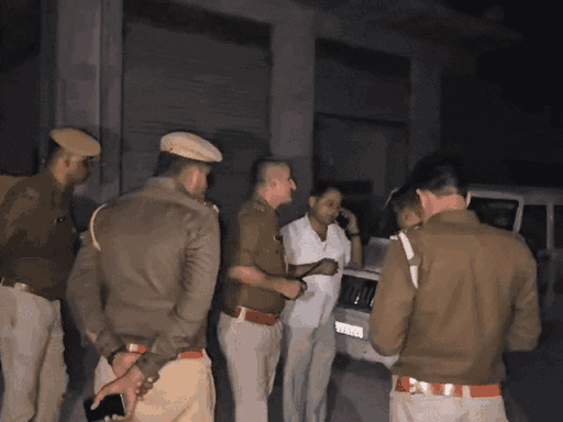 बिजनेसमैन पर दो राउंड फायरिंग, एक गोली गाड़ी में लगी:  दुकान में घुसकर बचाई जान, बाइक सवार दो बदमाश हमला कर फरार – Barmer News