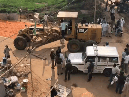 किसानों के टैंट हटने के बाद एनएचएआई के टीम ने काम शुरू कर दिया।