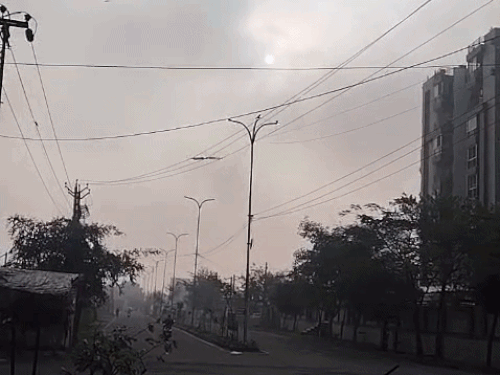 कोटा में बारिश के बाद मौसम में ठंडक है। सुबह साढ़े आठ बजे तक हल्का कोहरा छाया रहा। बेमौसम हुई बारिश से अधिकतम तापमान 8 डिग्री तक गिरा है।