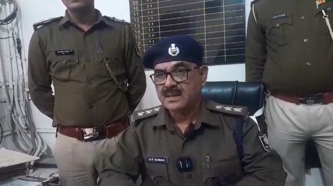 SDPO प्रेस कॉन्फ्रेंस करते हुए।