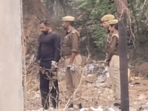 हत्यारोपी को पुलिस जंगल में लेकर पहुंची, लेकिन वहां मोबाइल नहीं मिली। पूछने पर बताया कि मोबाइल उसने जला दिया है।