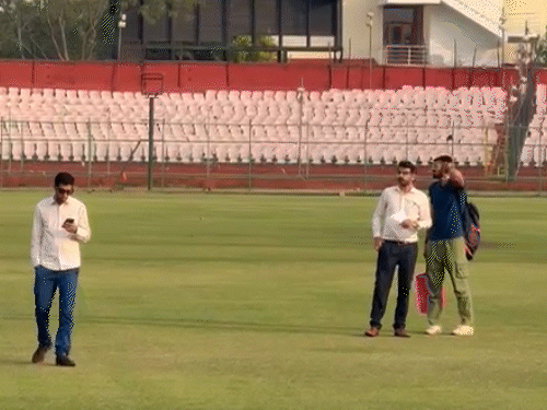 सवाई मानसिंह स्टेडियम का निरीक्षण करने पहुंचे राजस्थान रॉयल्स प्रबंधन के अधिकारी।