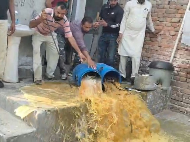 पुलिस की टीम अवैध लाहन को नष्ट कराते हुए।