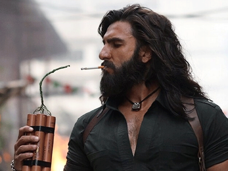 रणवीर सिंह फिल्म ‘धुरंधर’ नजर आए थे, जिसने बॉक्स ऑफिस पर ₹1,300 करोड़ से ज्यादा का वर्ल्डवाइड कलेक्शन किया। - Dainik Bhaskar