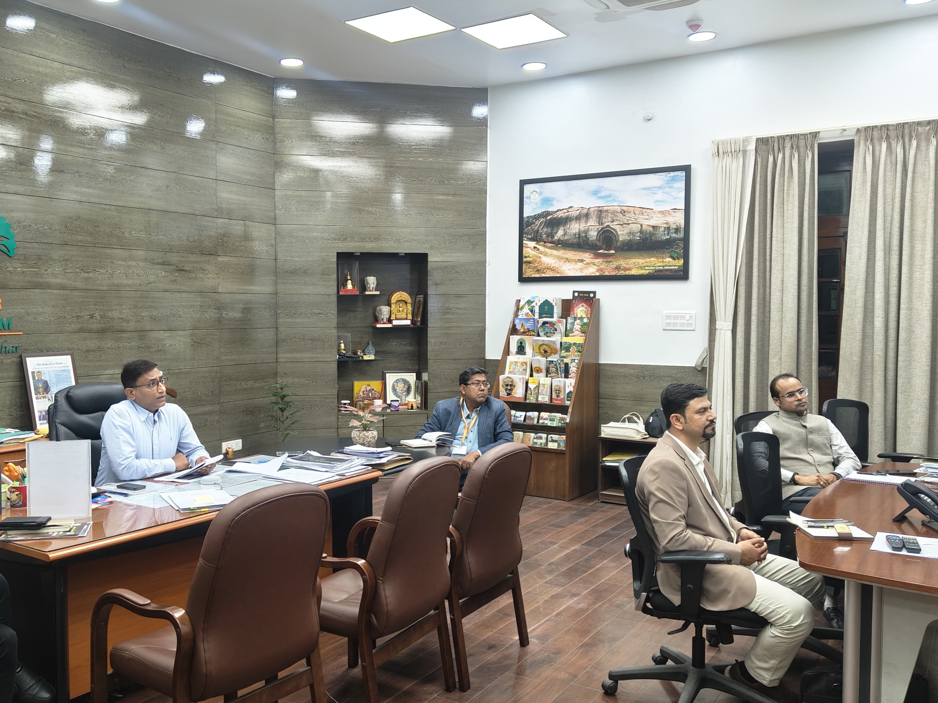 वीडियो कॉन्फ्रेंसिंग के जरिए कंबोडिया सरकार के अधिकारियों के साथ बैठक में सचिव निलेश रामचंद्र देवरे शामिल हुए।