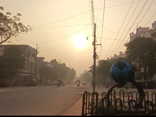 आगरा में सुबह के समय धूप निकली।