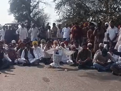 सीसी हेड पर किसान सड़क पर धरना देकर बैठे हैं। 'किसान विरोधी सरकार मुर्दाबाद' के नारे लगाते हुए किसान प्रदर्शन कर रहे हैं।