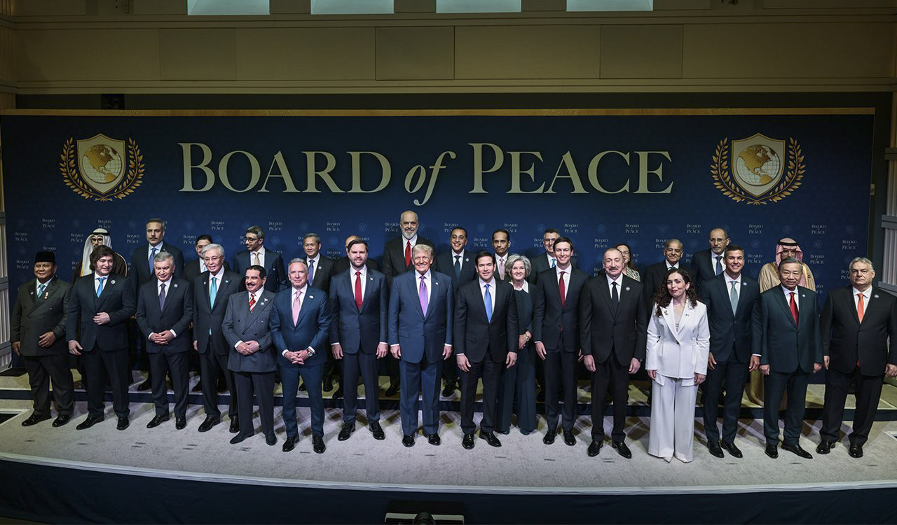 बोर्ड ऑफ पीस की गुरुवार को हुई मीटिंग में अमेरिकी राष्ट्रपति ट्रम्प के साथ दुनियाभर के नेता एक मंच पर नजर आए। शहबाज शरीफ पीछे की कतार में दाएं से तीसरे नंबर पर हैं।