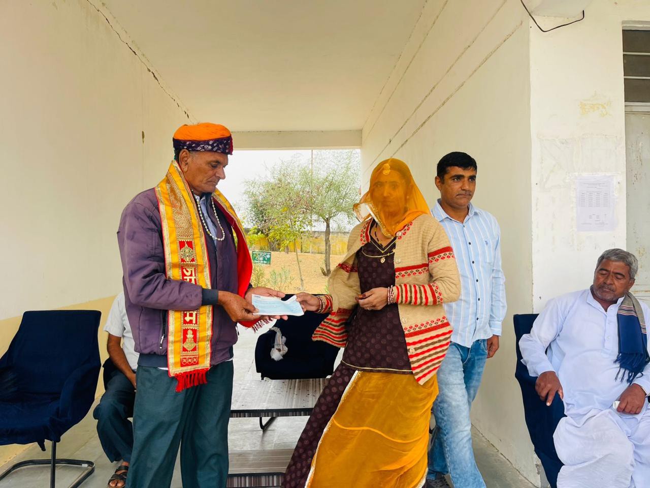 प्रियंका की अनुपस्थिति में उनकी माता लीला देवी को चेक सौंपा गया।