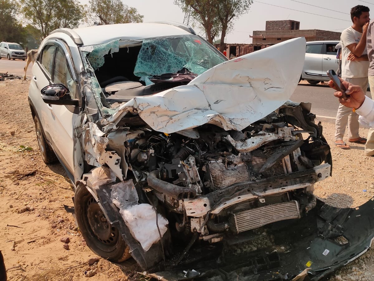 बस के टक्कर के बाद कार बुरी तरह क्षतिग्रस्त हो गई। कार के ड्राइवर को मामूली चोट आई है जिसे इलाज के लिए अस्पताल भेज दिया है।