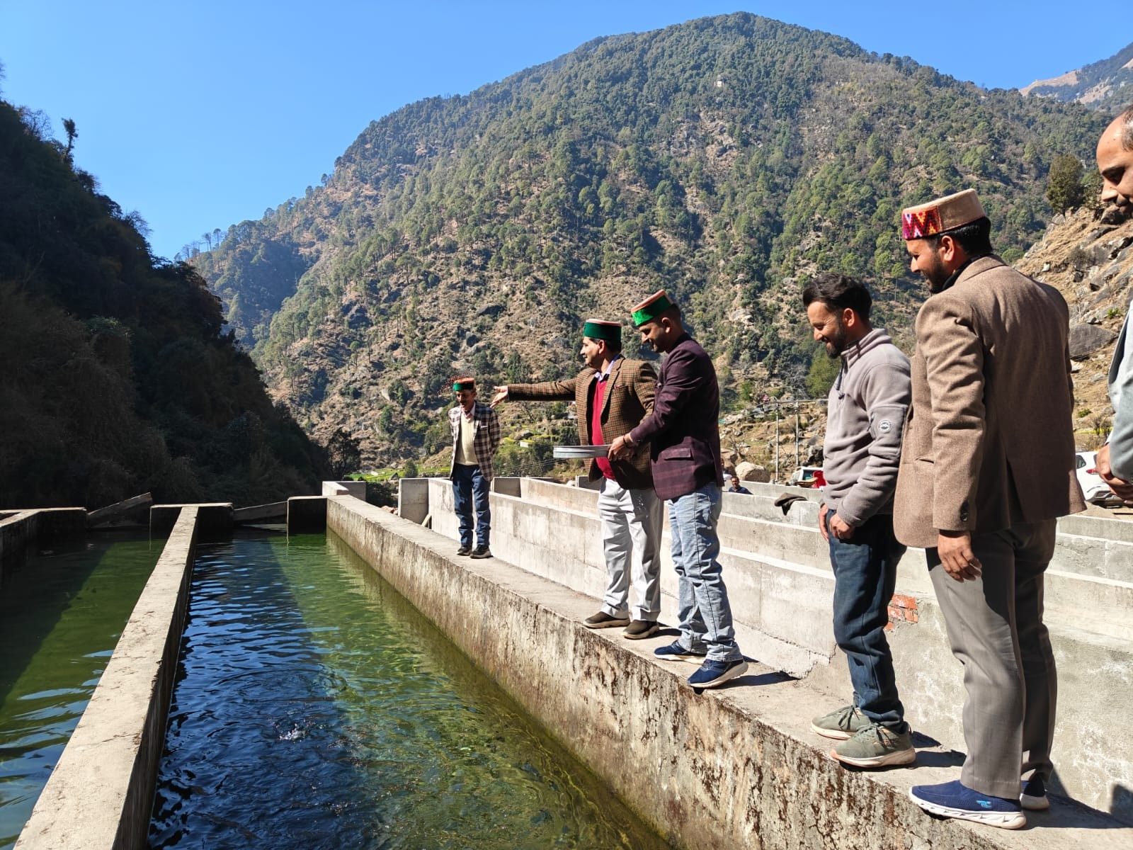 विधायक केवल सिंह पठानिया ट्राउट हब का जायजा लेते हुए।