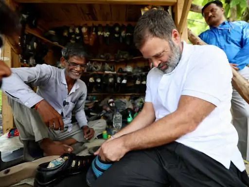 तस्वीर 26 जुलाई 2024 की। राहुल इसी मामले में पेशी पर सुल्तानपुर आए थे। दिल्ली जाते वक्त वे रामचेत की दुकान पर अचानक रुक गए। उन्होंने रामचेत से मोची की कारीगरी की बारीकियां जानी थीं। जूता भी सिला था।