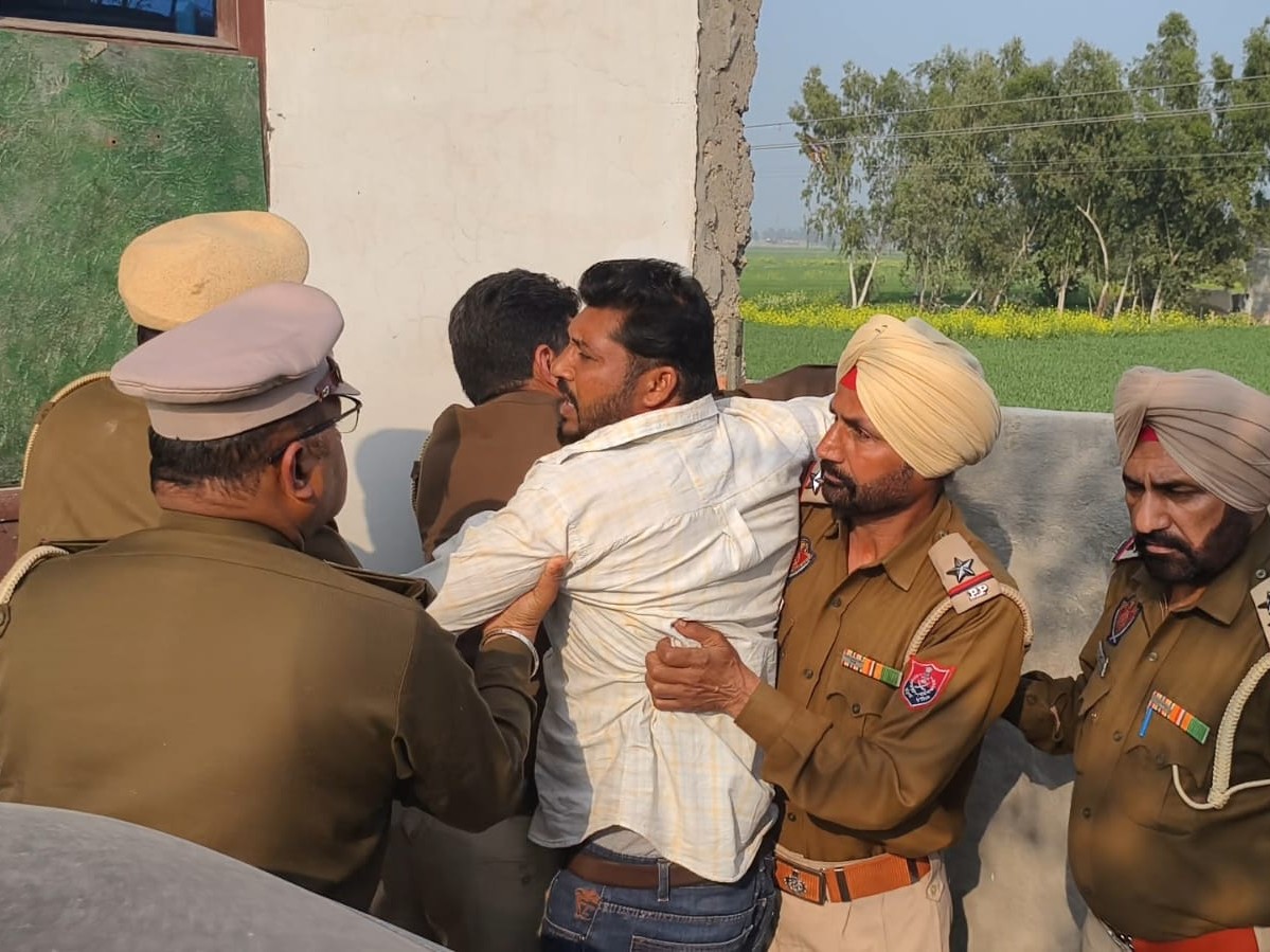 आरोपी तस्कर को काबू करती पुलिस टीम।