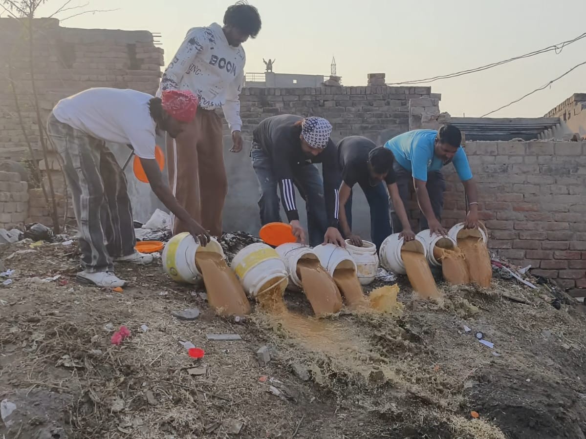 पुलिस की टीम अवैध लाहन को नष्ट कराते हुए।