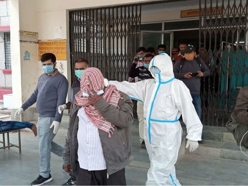 यह तस्वीर साल- 2020 की है, जब CBI आरोपी जेई रामभवन को मेडिकल कराने अस्पताल लेकर गई थी।