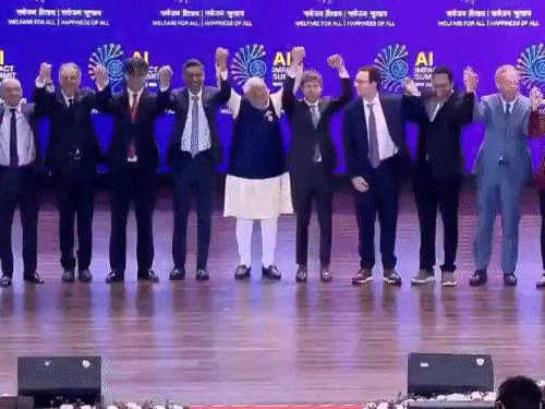 AI इम्पेक्ट समिट के चौथे दिन पीएम मोदी और ग्लोबल टेक लीडर्स ग्रुप फोटो के दौरान। - Dainik Bhaskar