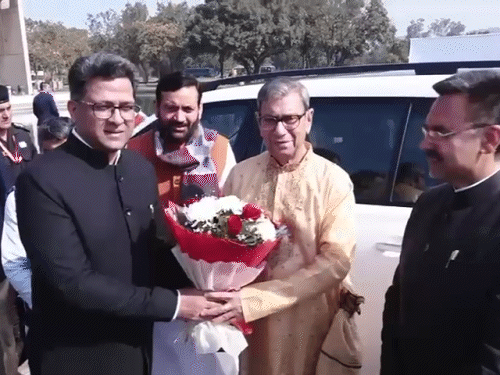 गवर्नर प्रोफेसर असीम का बुके देकर स्वागत करते अधिकारी और नेतागण।