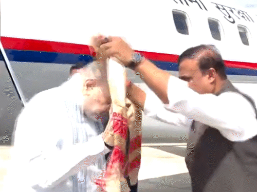 गृह मंत्री का शुक्रवार को एयरपोर्ट पर सीएम हिमंता बिस्व सरमा ने स्वागत किया।