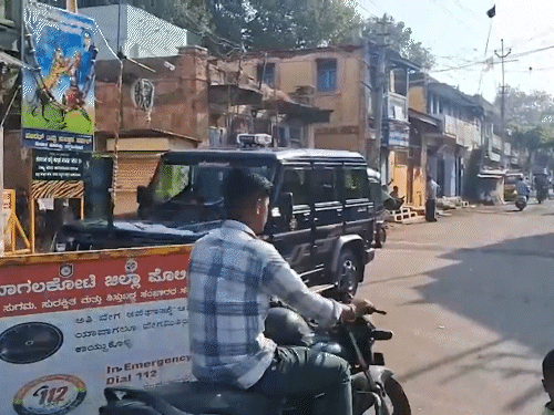 बागलकोट में पानका मस्जिद और कोटलेश्वर मंदिर के आस-पास पुलिस की तैनाती है।