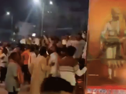 हैदराबाद के अंबरपेट में शिवाजी जयंती जुलुस को रोकते लोग।