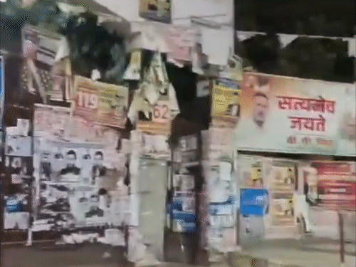 राहुल के पहुंचने से पहले सुल्तानपुर कोर्ट के बाहर पोस्टर लगाए गए। इसमें उनकी तस्वीर के साथ लिखा- सत्यमेव जयते।