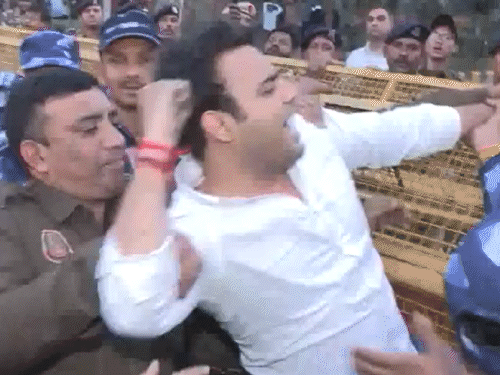 दिल्ली पुलिस भाजपा कार्यकर्ताओं को बस में भरकर अपने साथ ले गई।