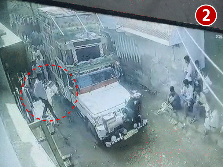 इसी दौरान पिकअप ऊपर की एक क्षतिग्रस्त लाइन से टच होती है। जिसके बाद ऊपर वायर में और नीचे ड्राइवर वाले हिस्से में स्पार्किंग होती है।