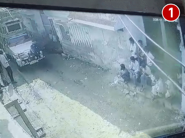 गांव के तंग गली से डीजे वाली पिकअप ऊपर लटक रहे तारों को टच करते हुए निकल रही थी।