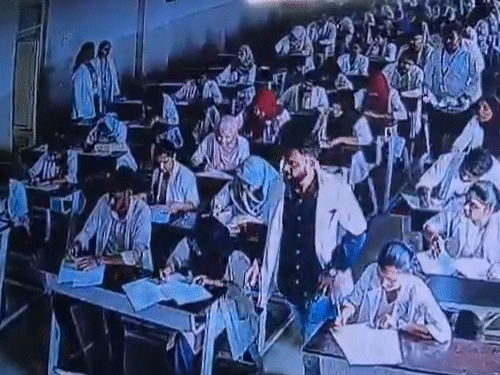 তবে ওই ছাত্র গেটে গিয়ে ফিরে এসে অধ্যাপকের ওপর হামলা চালায়।