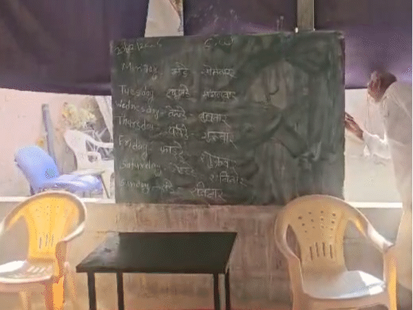 हादसे के बाद पहुंचे लोगों ने बताया कि कमरों में सीमेंट की ईंटो से बना ब्लैकबोर्ड गिरा दिया। लोगों का कहना था कि बच्ची क्लास रूम में खेल रही थी तभी अचानक ब्लैकबोर्ड बच्ची पर गिर गया।