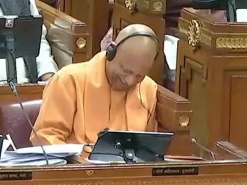 माता प्रसाद पांडेय की बात सुनकर सीएम खिलखिलाकर हंस उठे।