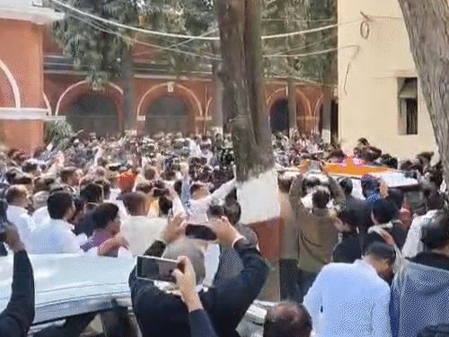 कोर्ट से बाहर निकले तो उनसे मिलने और देखने के लिए भारी भीड़ पहुंच गई, ऐसे में सुरक्षाकर्मियों ने उन्हें दूसरे गेट से बाहर निकाला।