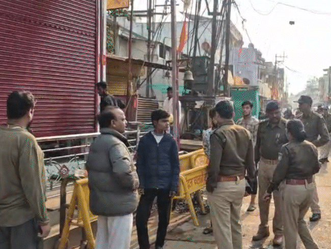 शुक्रवार सुबह हालात सामान्य थे, लेकिन दोपहर में फिर से तनाव की स्थिति बन गई।