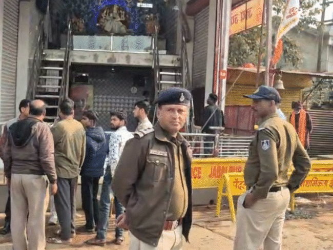 तस्वीर शुक्रवार सुबह की है। पुलिस स्थिति पर कंट्रोल बनाए हुए थी।