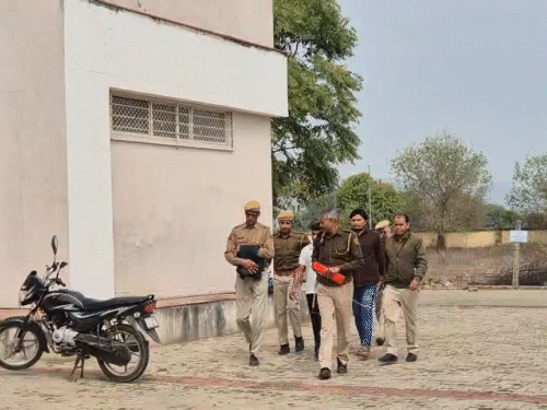 दोनों युवकों ने महिला को लिफ्ट देने के बहाने कार में बैठाया था।