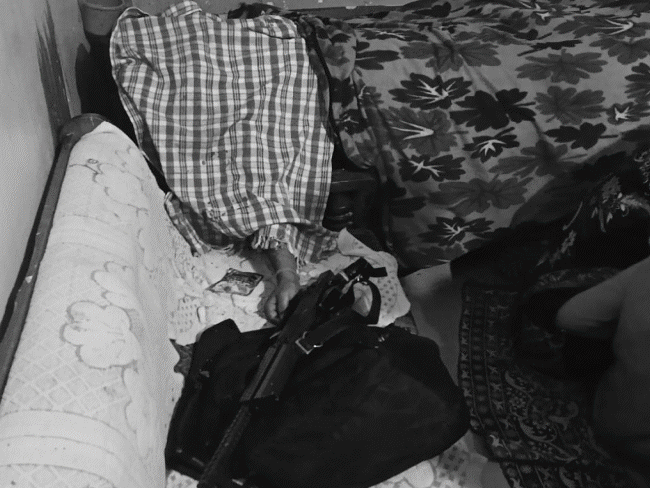 ग्वालियर में बिस्तर पर पड़ा रिटायर्ड फौजी का शव मिला। गोली लगने से मौत हुई है। - Dainik Bhaskar