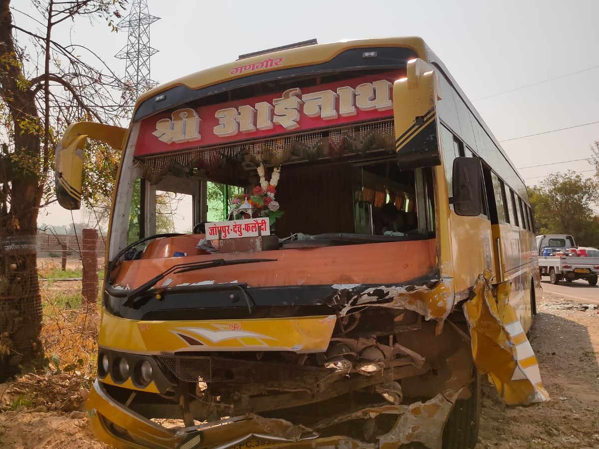 बस में बैठे यात्रियों में किसी को भी चोट नहीं है। बस फलोदी की तरफ जा रही थी।