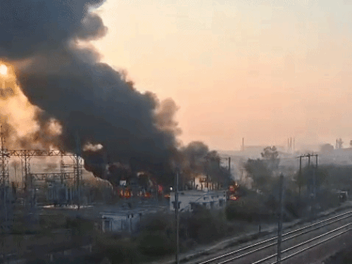 साउथ बाईपास पर रेलवे पावर हाउस में आग के बाद उठता धुआं। - Dainik Bhaskar