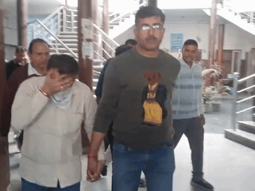 रिश्वत लेने वाले कर्मचारियों को लेकर जाती एंटी करप्शन ब्यूरो की टीम।